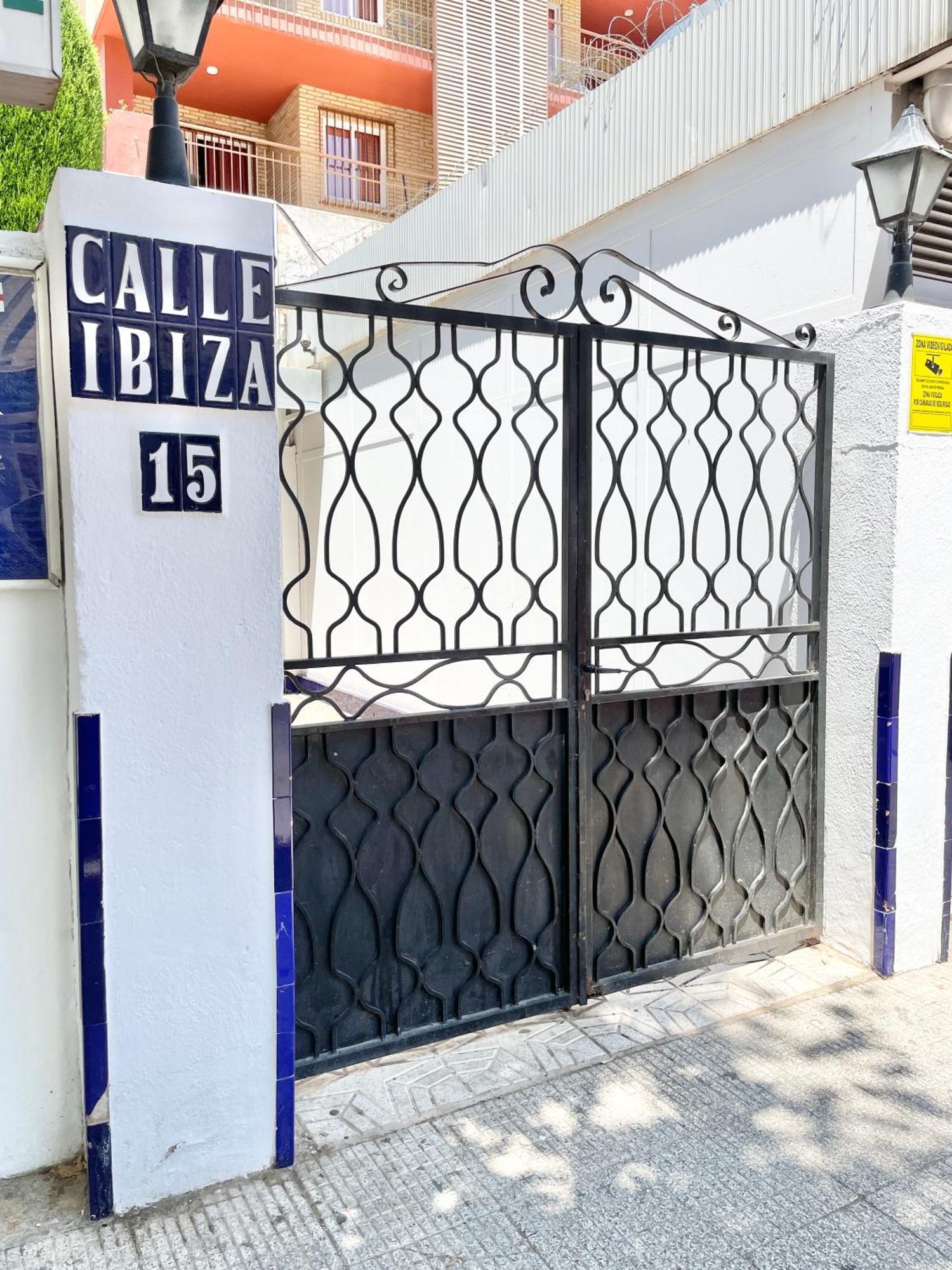 Апартаменты New Square Ibiza Бенидорм Экстерьер фото